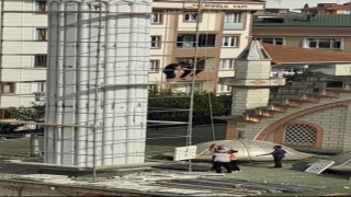 İstanbulda ilginç minare yenilemesi kamerada: Aşağıya atlayıp yukarıya taş çektiler