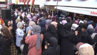 İstanbulda indirim izdihamı: Mağazanın kepenkleri kapatıldı