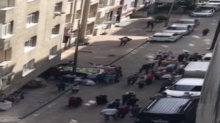 İstanbulda korku dolu anlar kamerada: Battaniye açarak kadını kurtarmaya çalıştılar