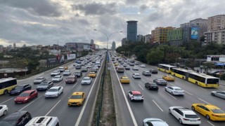 İstanbulda okullar açıldı, trafik yoğunluğu oluştu