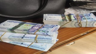 İstanbulda sahte para operasyonu: Piyasaya sahte Türkmen parası sürmeye çalışan 15 şüpheli yakalandı