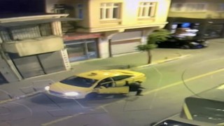 İstanbulda taksi gaspı kamerada: Taksici arkasına bile bakmadan kaçtı