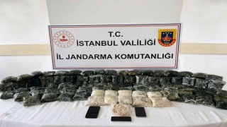 İstanbulda torbacıya uyuşturucu operasyonu kamerada: 300 bin hap ele geçirildi