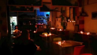 İtalyada restoran, yüksek elektrik faturası nedeniyle mum yaktı