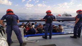 İzmir açıklarında 59 düzensiz göçmen kurtarıldı, 39 göçmen yakalandı