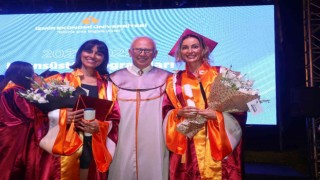 İzmir Ekonomi Üniversitesinde mezuniyet coşkusu