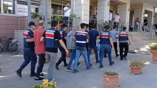 İzmirde jandarmadan uyuşturucu tacirlerine operasyon: 7 gözaltı