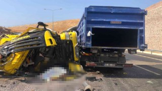 İzmirde lastiği patlayan tır dehşet saçtı: 1 ölü, 5 yaralı