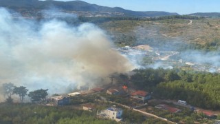 İzmirde ormanlık alanda yangına havadan ve karadan müdahale
