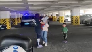 İzmirde otomobilde kilitli kalan çocuğu itfaiye kurtardı