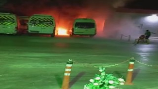 İzmirde panik anları: Akaryakıt istasyonunun yanında bulunan minibüs alev alev yandı