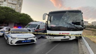 İzmirde yolcu minibüsü ile servis aracı çarpıştı: 1 ölü, 6 yaralı