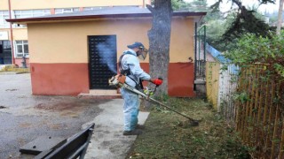 İzmit Belediyesi, yeni dönem öncesi okul bahçelerini temizliyor