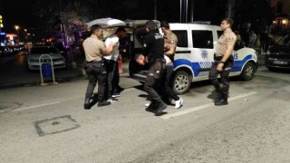 İzmitte olaylı gece: Kavga eden gruba biber gazlı müdahale