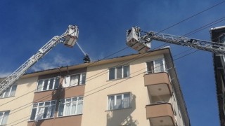 İzolasyon çalışması sırasında yangın çıktı, çatı cayır cayır yandı