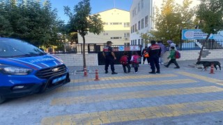 Jandarma Kuşadasında okul önlerinde kuş uçurtmuyor