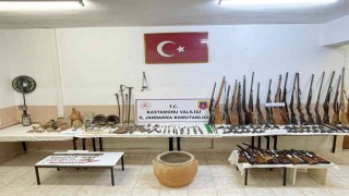 Jandarmanın baskın düzenlediği evden çıkanlar şoke etti: Bu evde ne ararsanız var
