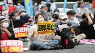 Japonyada Abe için yapılacak resmi cenaze töreni protesto edildi