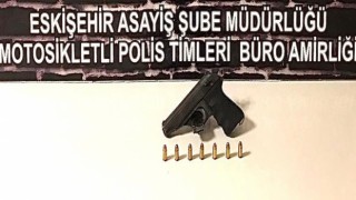 Kaçan şüphelinin üzerinde silah ele geçirildi