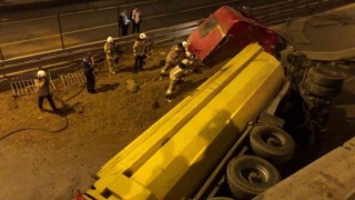 Kadıköy çevre yolunda freni boşalan hafriyat yüklü kamyon yola devrildi