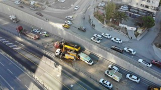 Kadıköyde devrilen hafriyat kamyonu 8 saatlik çalışma sonucu kaldırıldı