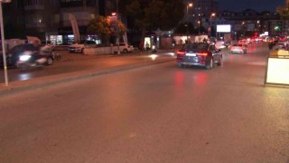 Kadıköyde otomobile çarpan moto kurye yerde metrelerce sürüklendi