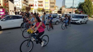 Kadınlar karbon salınımına dikkat çekmek için pedal çevirdi