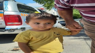 Kafası parmaklıklara sıkışan çocuk kurtarıldı