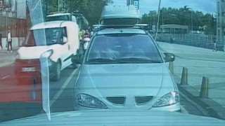 Kağıthanede, otomobil içerisinde kadına şiddet kamerada