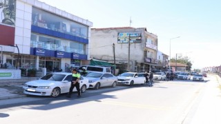 Kaldırıma park eden sürücülere cezai işlem