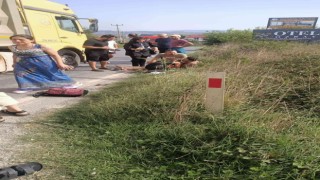 Kamyona yol vermek istedikleri esnada motosikletten düştüler: 2 yaralı