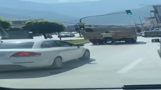 Kamyonetin arkasında patenle ölümüne yolculuk