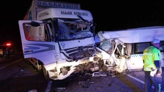 Kamyonla minibüs çarpıştı, çok sayıda ölü ve yaralı var