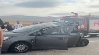 Kamyonun arkadan çarptığı otomobildeki 1 kişi öldü, 3 kişi ağır yaralandı
