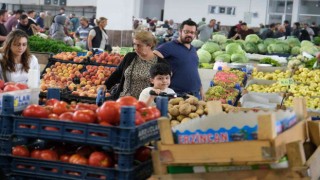 Kapalı semt pazarında cumartesi yoğunluğu