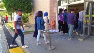 Kapıların kapanmasına saniyeler kala sınava yetiştiler