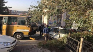 Karabükte dolmuş otomobille çarpıştı: 2 yaralı