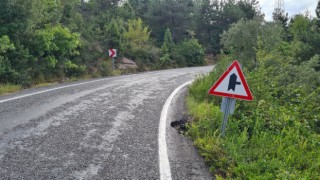 Karayolun yol kenarındaki çukur tehlikeye davetiye çıkartıyor