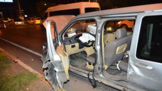 Karşı şeride geçen araç otomobile çarptı: 2 yaralı