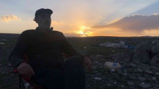 Karsta gün batımında gökyüzü kızıla büründü