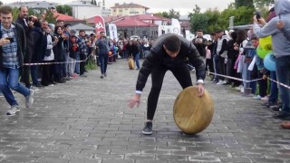 Karsta kaşar yuvarlama yarışı nefes kesti