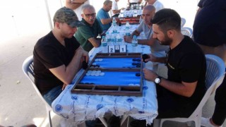 Kartalda tavla turnuvası renkli görüntülere sahne oldu