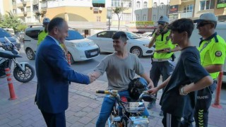 Kask uygulamasında emniyet müdüründen motosikletli gence teşekkür