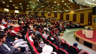 Kastamonu Üniversitesinde İlahiyat Fakültesi öğrencilerine yılın ilk dersini Prof. Dr. Fayda verdi