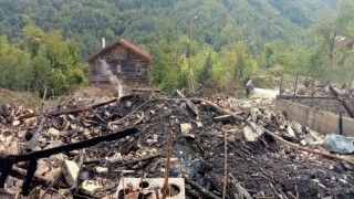 Kastamonuda alevlere teslim olan 6 ev küle döndü