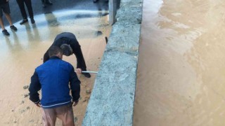Kastamonuda fırtınadan araçların üzerine çatı uçtu, 3 kişi yaralandı