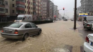 Kastamonuda şiddetli sağanak: Sokaklar göle döndü