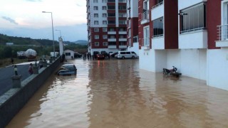 Kastamonuda yarım saat yağan yağmur hayatı felç etti