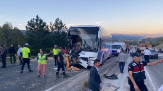 Kastamonuda yolcu otobüsü ile traktör çarpıştı: Ölü ve yaralılar var