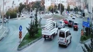 Kavşaktaki zincirleme kaza kamerada: 2 yaralı